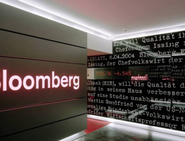 Bloomberg: Η Ελλάδα δεν βγαίνει ακόμα στις αγορές λόγω ΔΝΤ